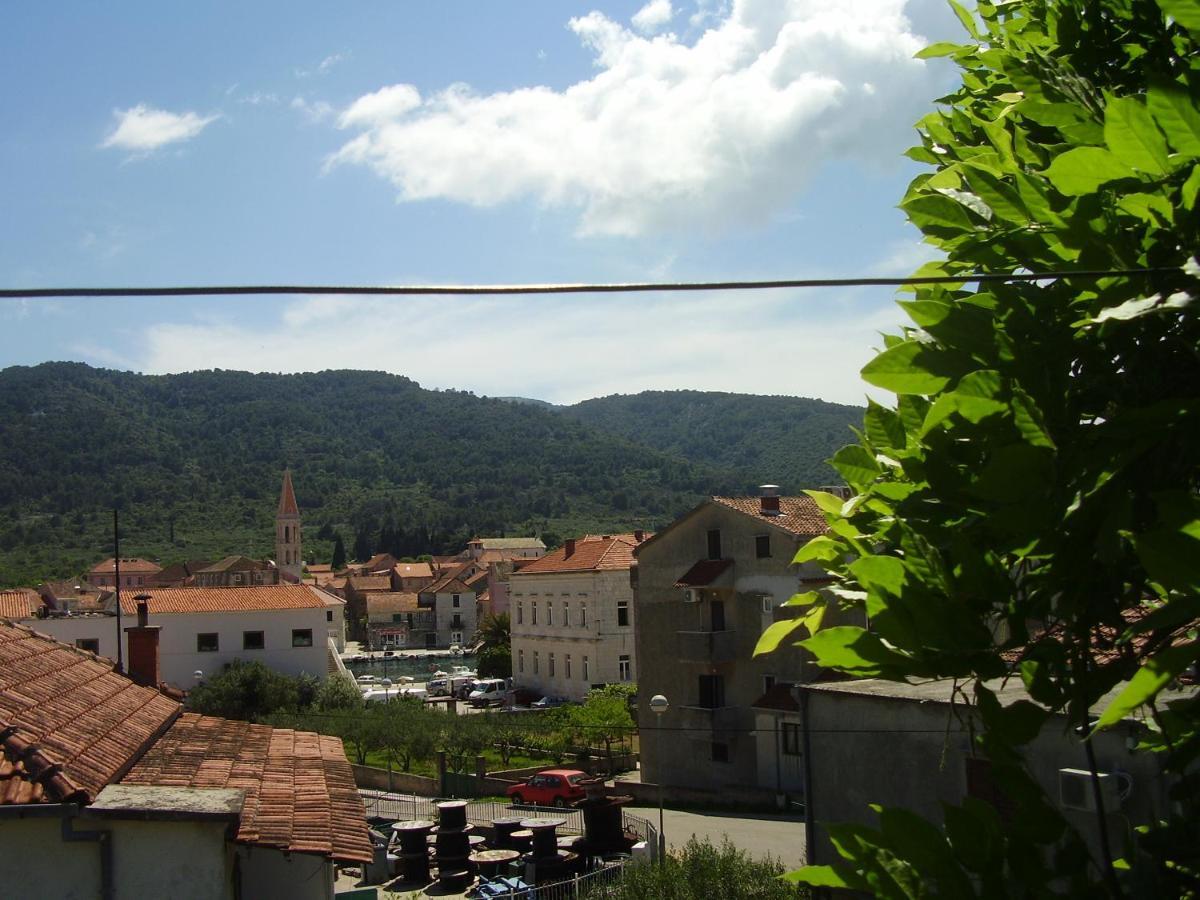 Apartments Srhoj Stari Grad  Chambre photo